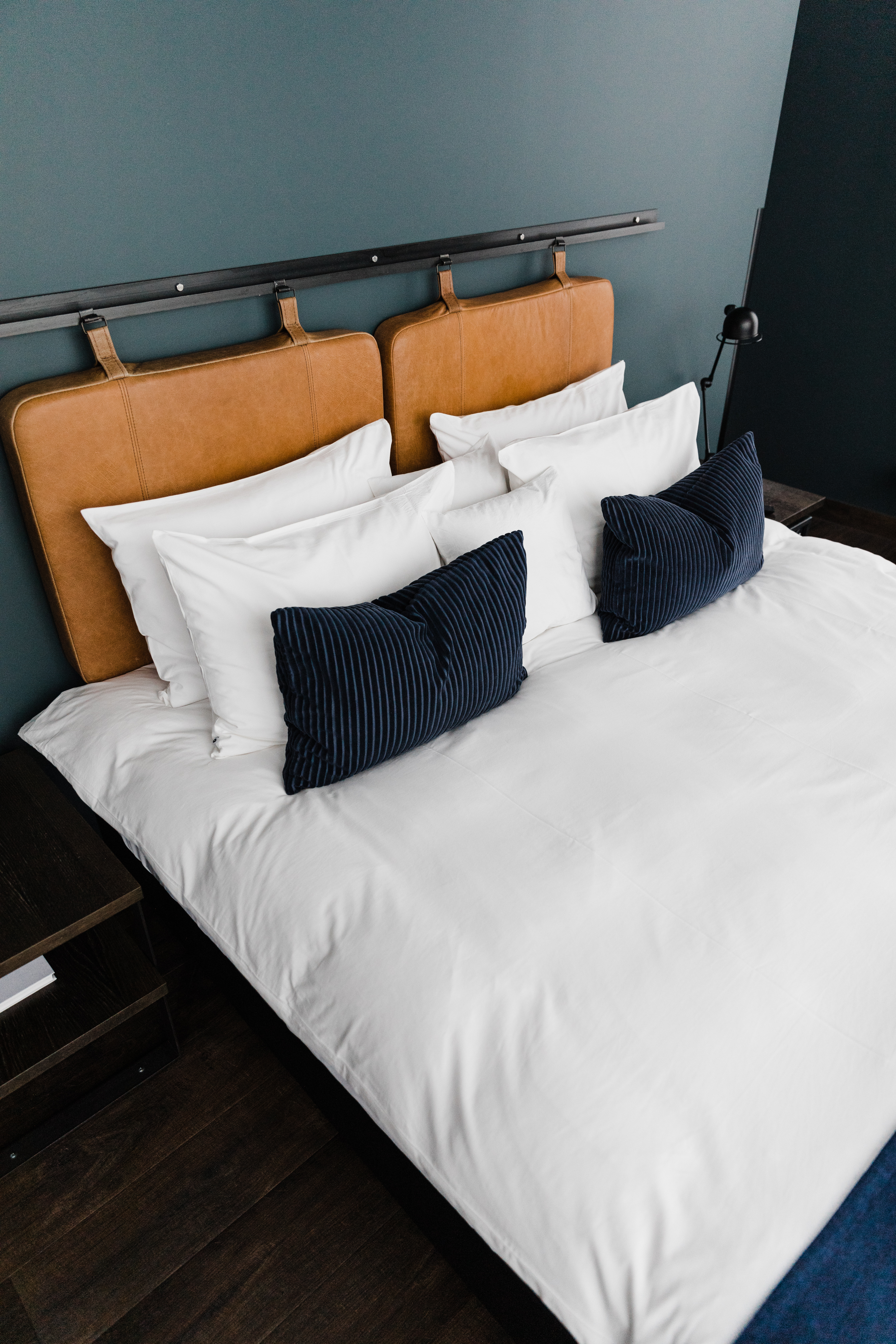 Hotel Exeter - bed with an orange leather headboard